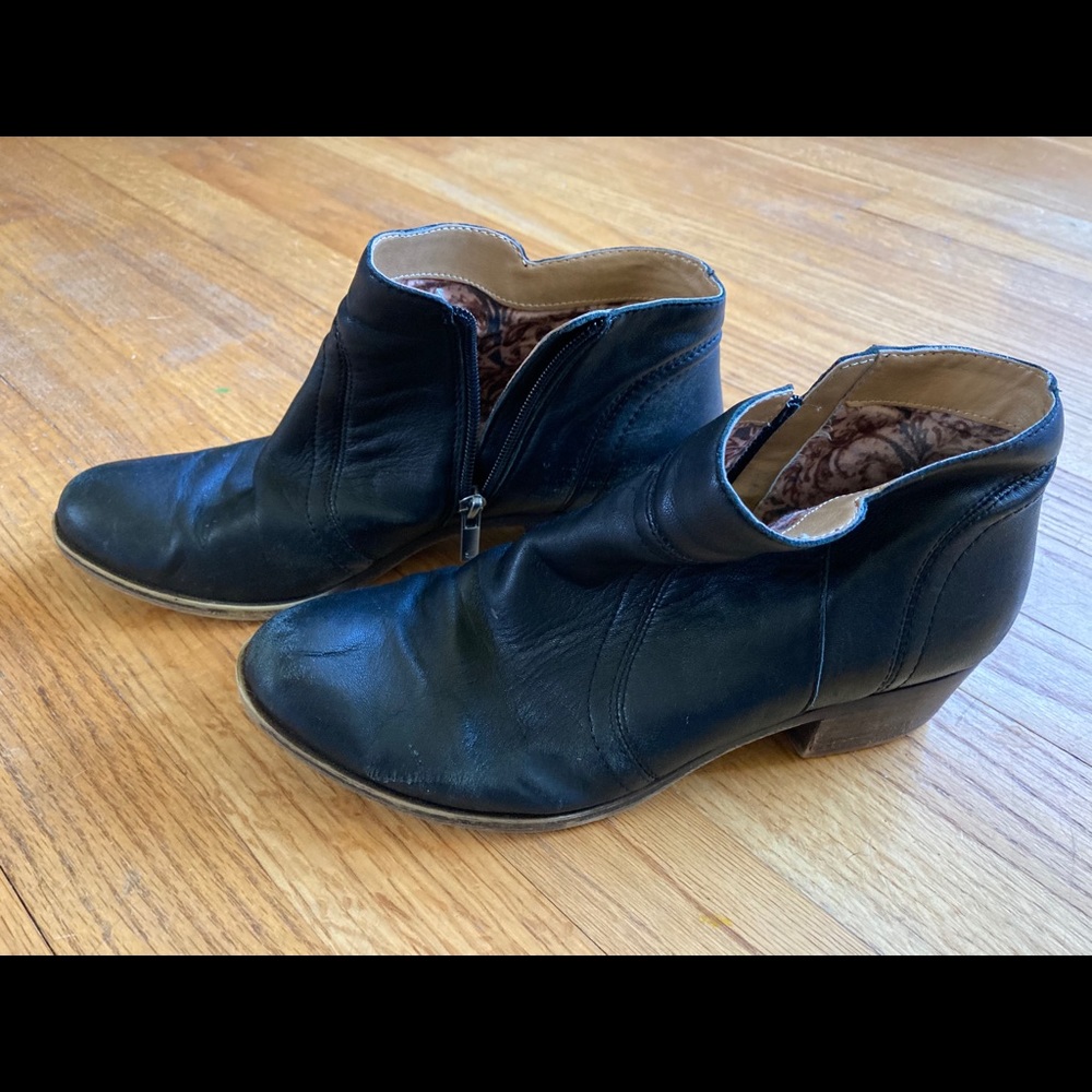 Lucky Brand black ankle booties size 8.5
